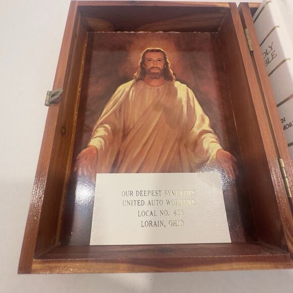 VTG KJV Holy Bible Illustrated Memorial Edition Wood Cedar Box Union Made USA - Picture 3 of 16